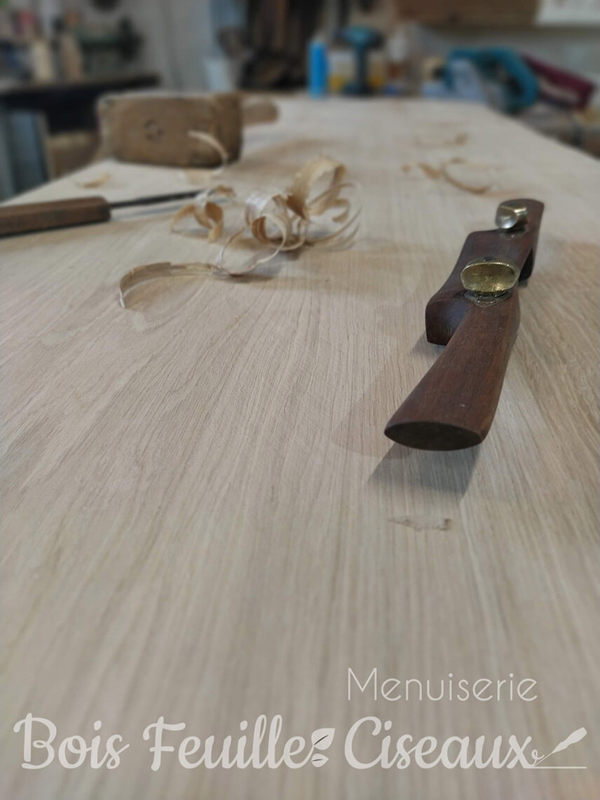 Plateau en chêne travaillé à la main