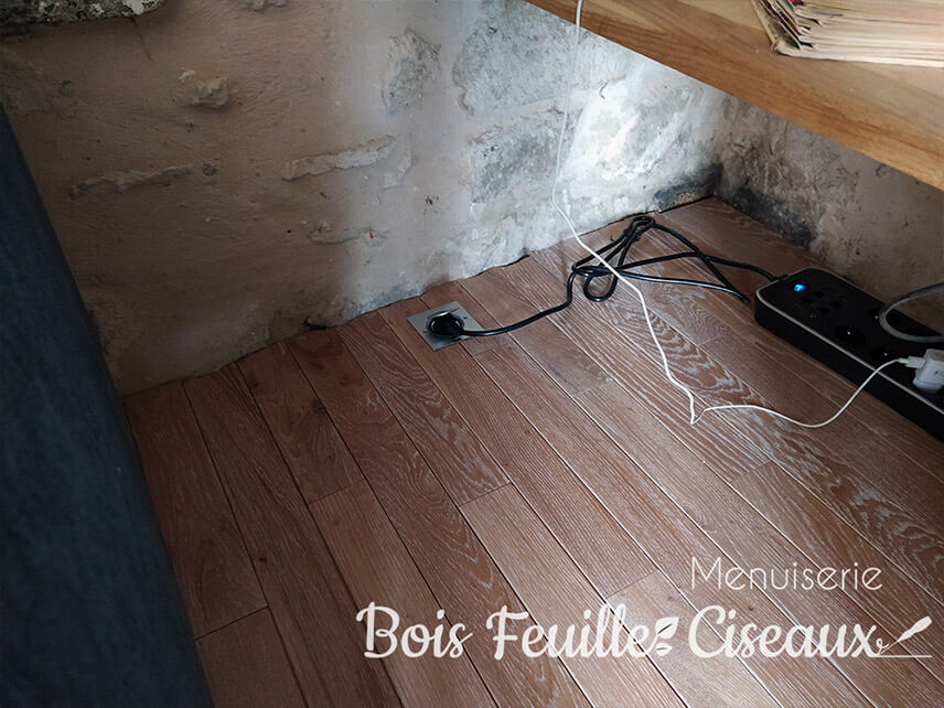 Pose de parquet en chêne massif découpe pour prise de sol