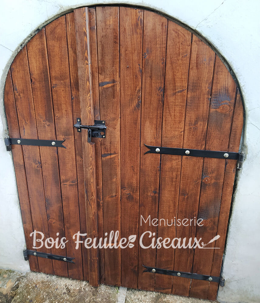 Porte d'extérieure en bois arrondie lasurée