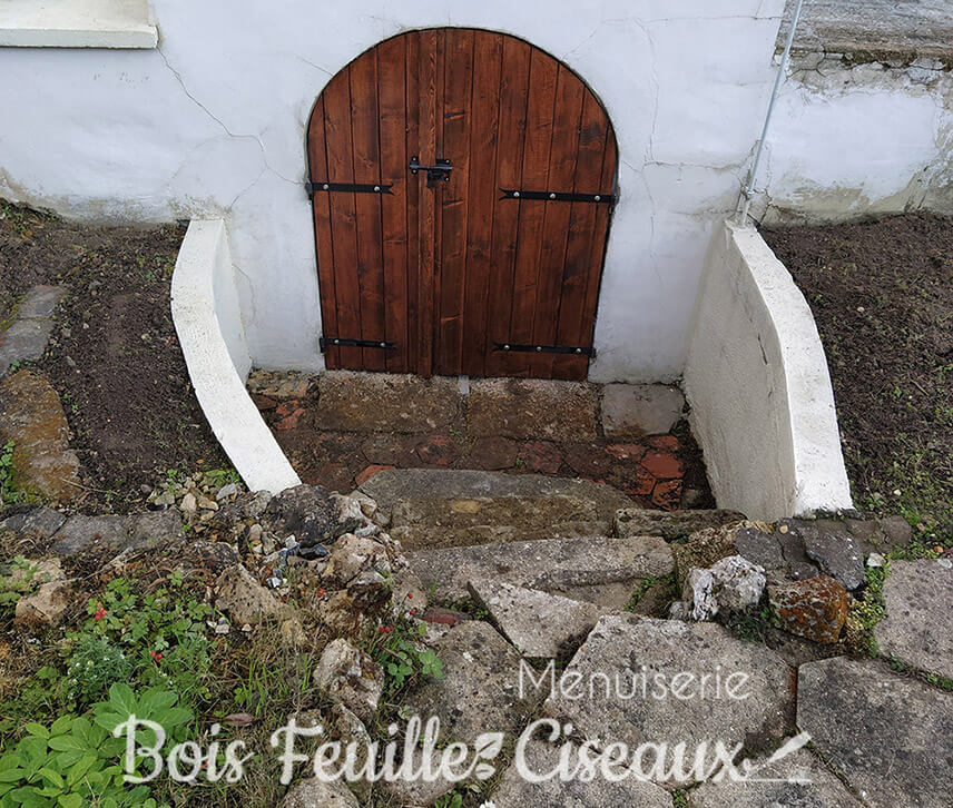 Porte d'extérieure en bois arrondie lasurée