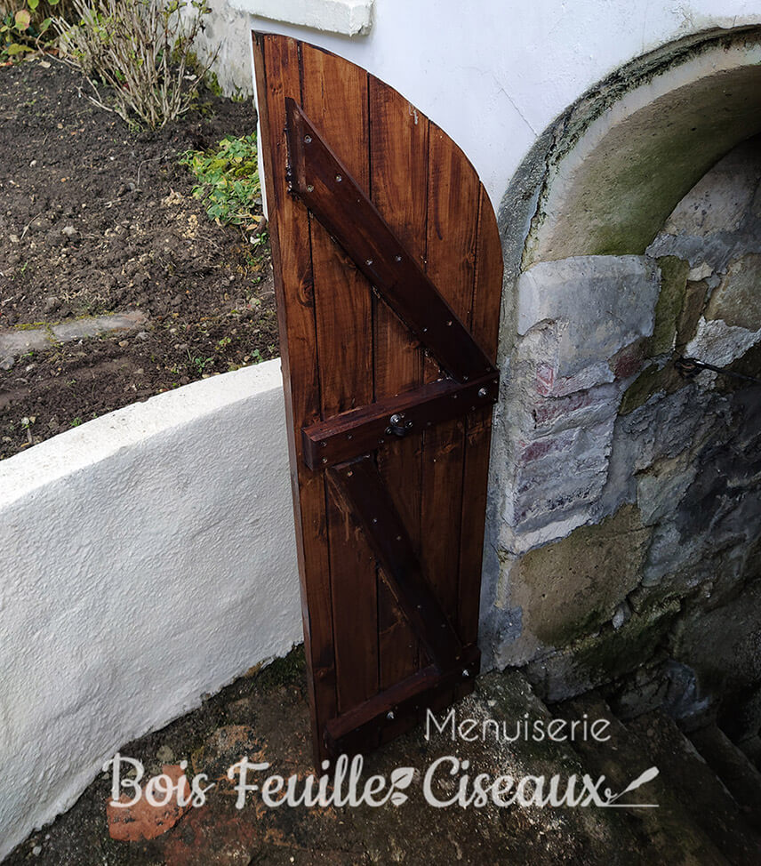 Porte d'extérieure en bois arrondie lasurée