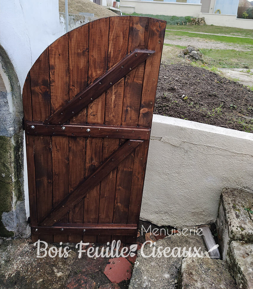 Porte d'extérieure en bois arrondie lasurée