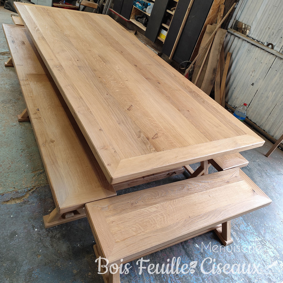 Table à manger en chêne massif et ses 4 bancs