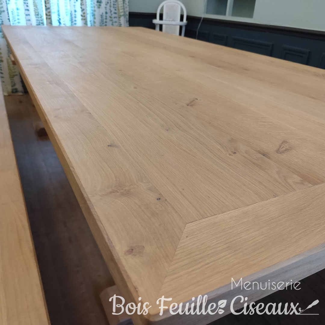 Table à manger en chêne massif et ses 4 bancs