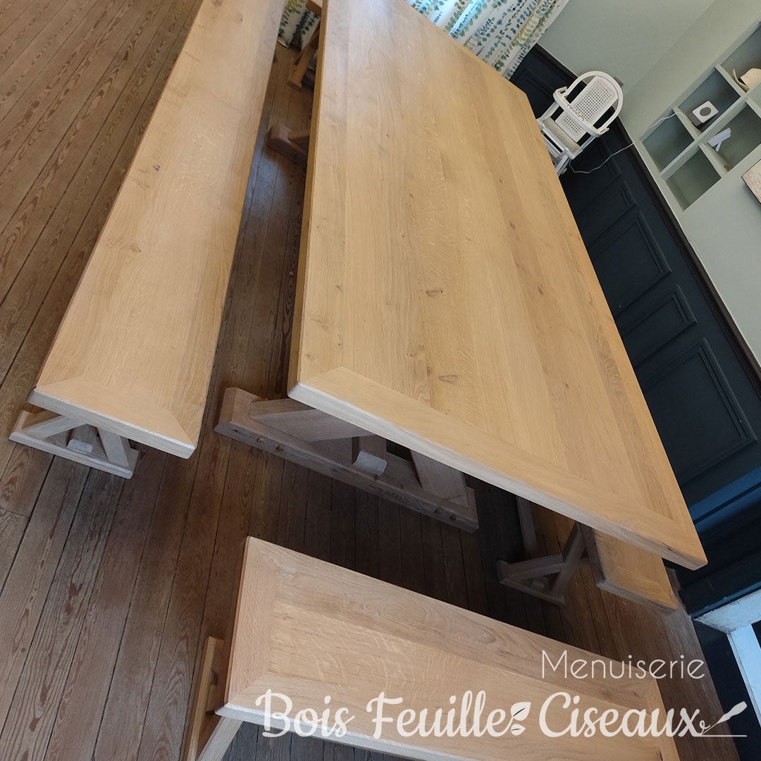 Table à manger en chêne massif et ses 4 bancs