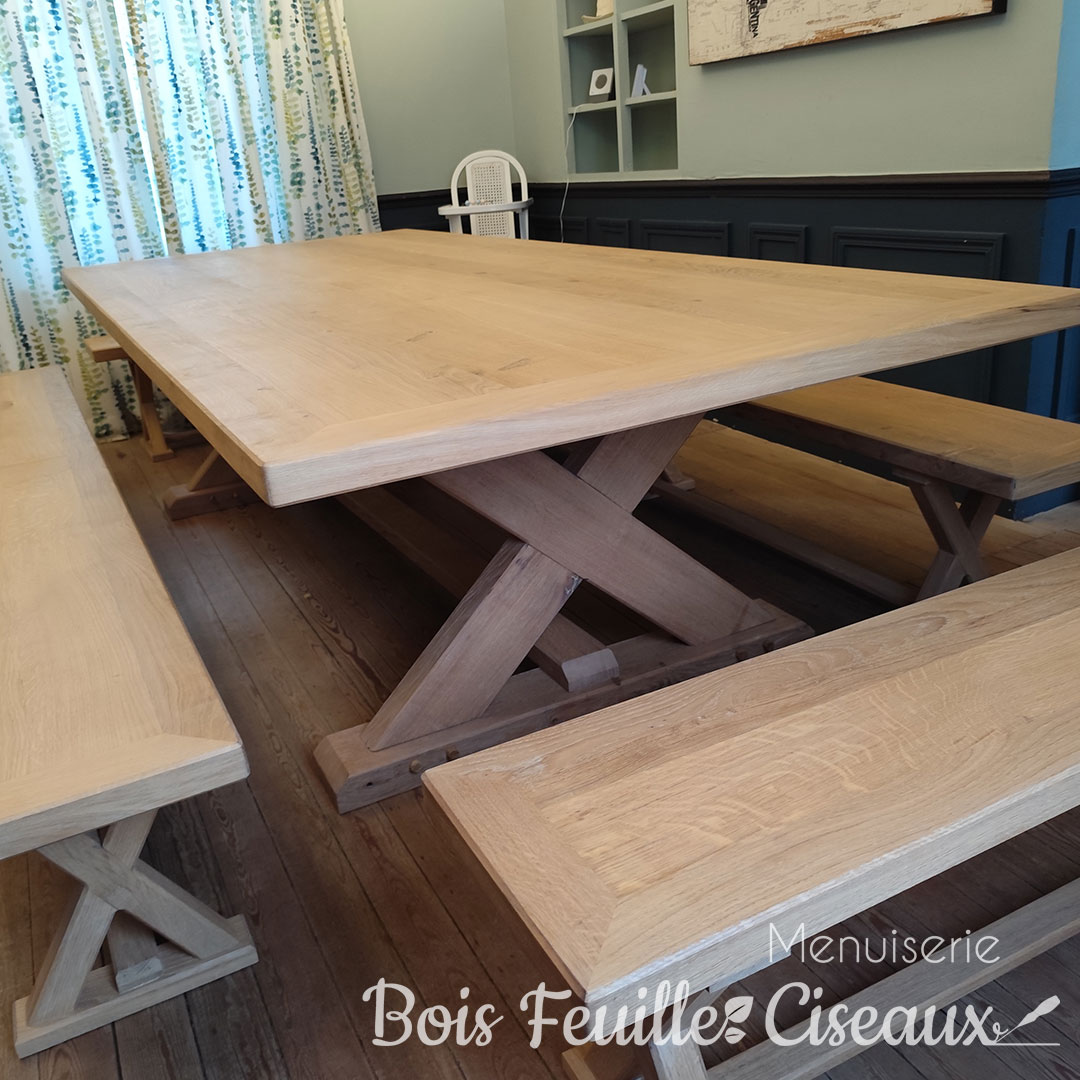 Table à manger en chêne massif et ses 4 bancs