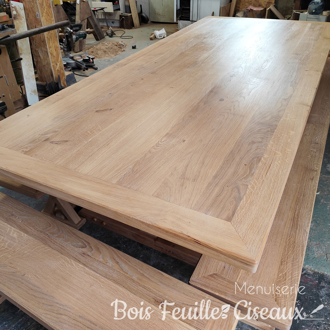 Table à manger en chêne massif et ses 4 bancs