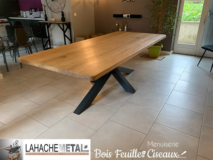 Table à manger bois métal : plateau en bois massif et pied en X en métal
