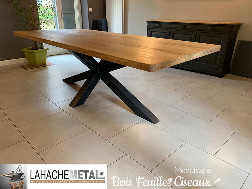 Table à manger bois métal : plateau en bois massif et pied en X en métal